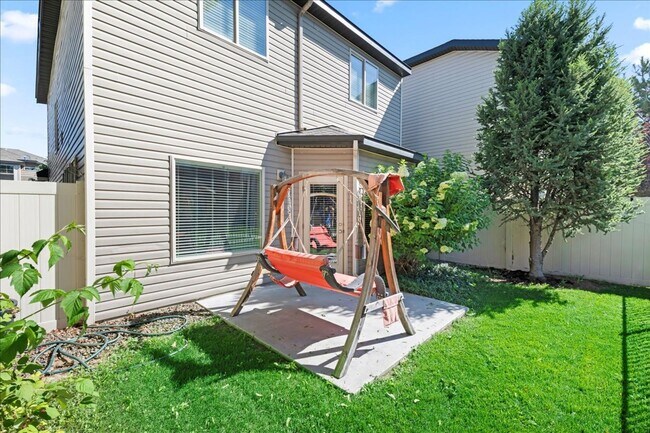 Building Photo - Centrally Located 3 Bedroom 2.5 Bathroom Home