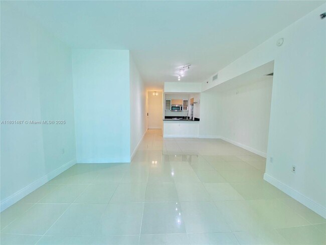 Building Photo - 950 Brickell Bay Dr