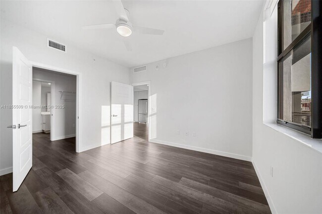 Building Photo - 555 NE 8th St