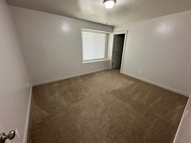 Building Photo - ***HALF OFF 1st MONTH*** 3bed, 2.5bath, 2,...