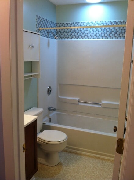 Hall bath connecting to 2nd bedroom. - 299 Summerwalk Circle