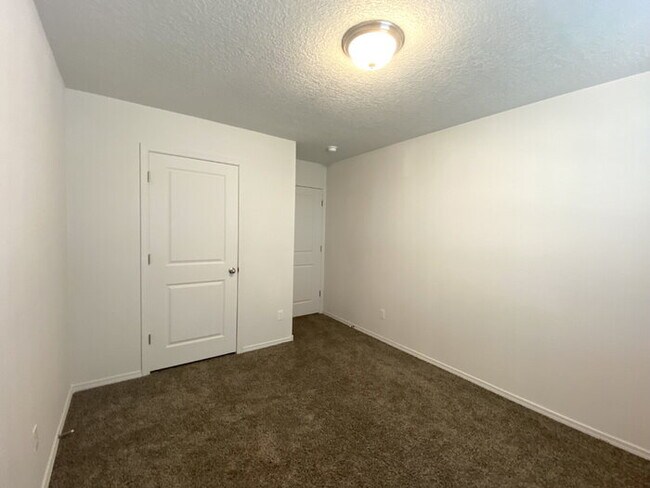 Building Photo - Enchanted Hills - 3BR/2Bath/Backyard Mountantain Views