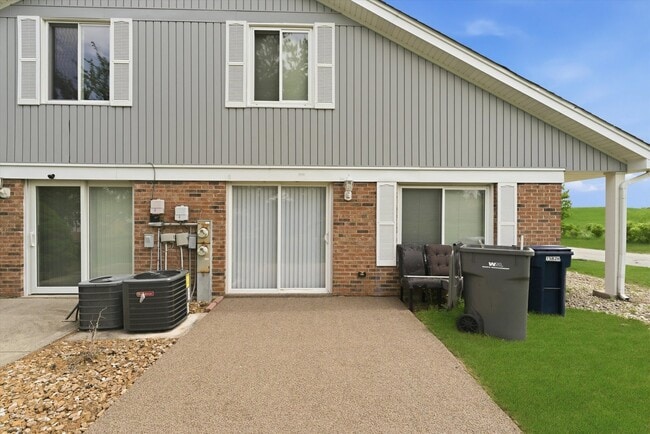 Building Photo - 15826 Farm Hill Dr
