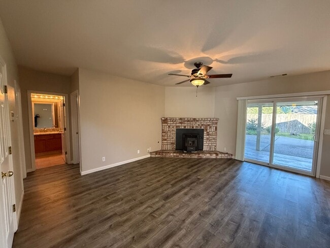 Building Photo - 4-bedroom plus a loft on a court in Escalon!