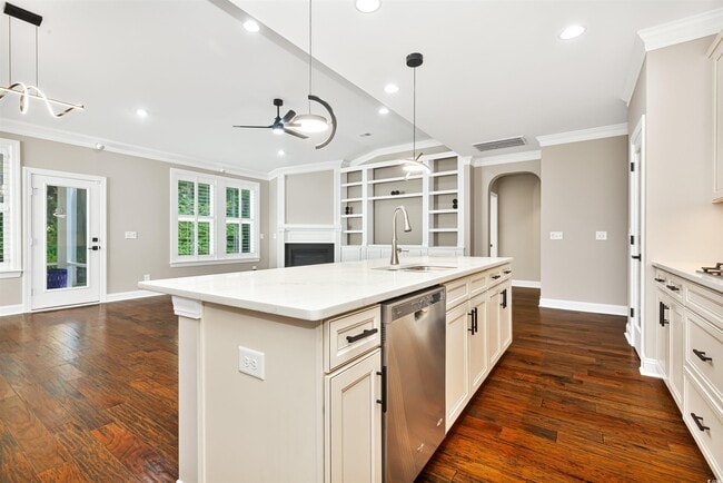 Building Photo - 1592 Buckingham Ave