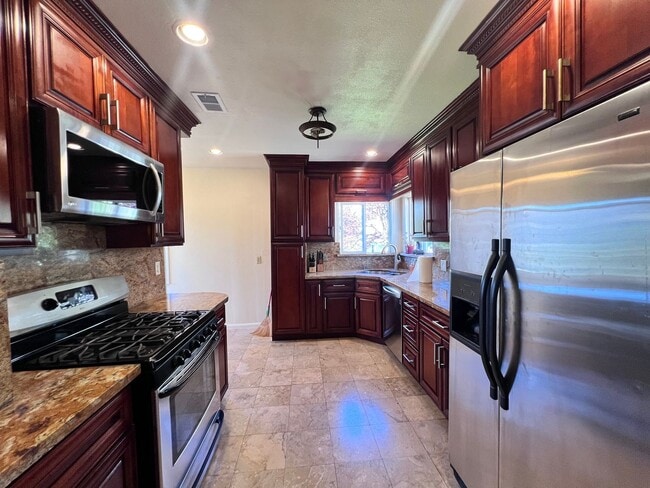 Building Photo - $1,000 OFF FIRST MONTH'S RENT!!!! Cozy 3 BD/2 BATH Single Family Home With 2 Floors Located in Al...