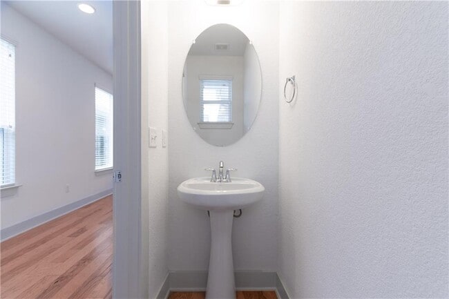 Building Photo - 1410 Casa Dr