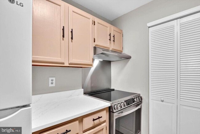 Building Photo - 1966 The Woods II