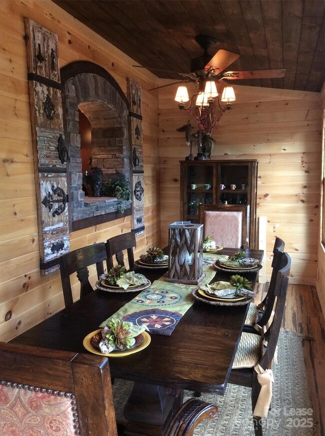 Building Photo - 1011 Lakeshore Dr