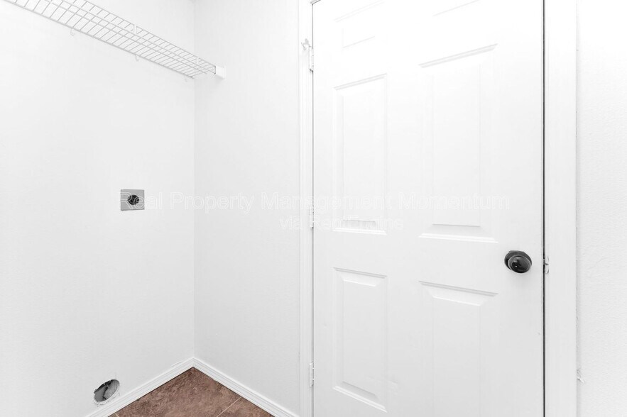 Building Photo - 882 S Hickory Ln