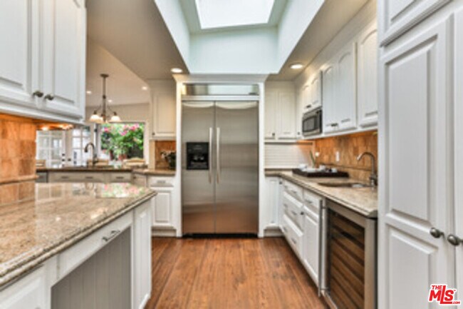 Building Photo - 218 Montreal St