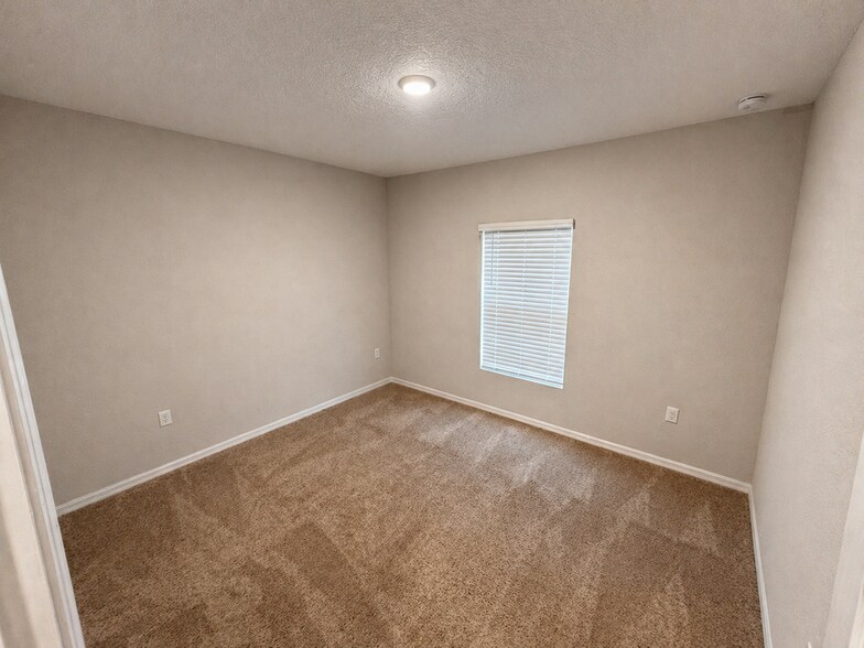 Building Photo - 1305 Current Pl