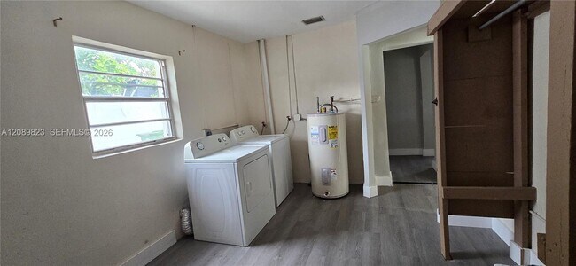 Building Photo - 580 W 34th Pl