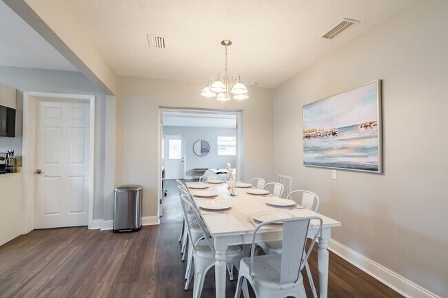 Building Photo - Fully Furnished 3BR/2BA St. Pete Home – Modern Updates & Prime Location
