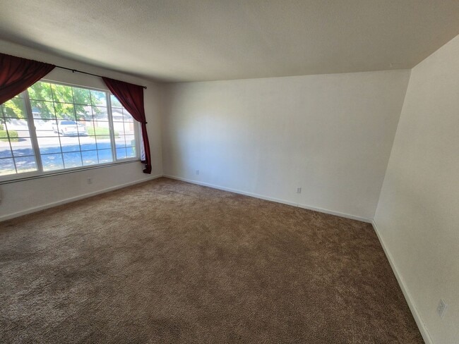 Building Photo - Adorable 4/2 With GREAT Backyard.  Gardene...
