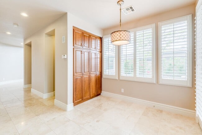 Building Photo - Live The Red Rock Country Club Lifestyle!!