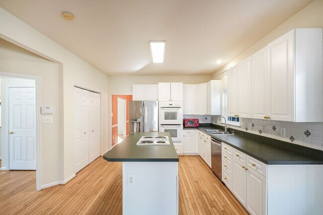 Building Photo - 655 Lancaster St