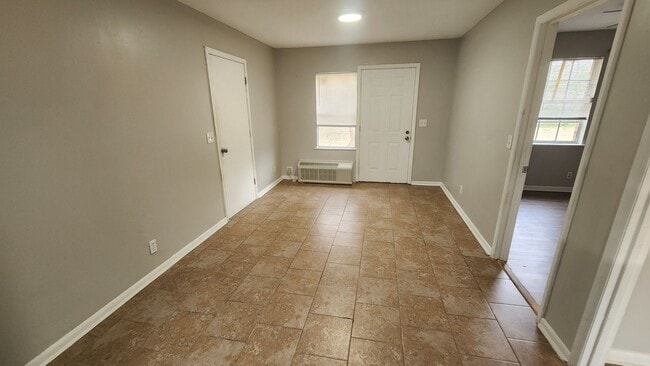 Building Photo - 3 BR/ 1.5 BA Single Family Home