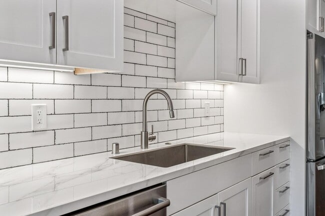 Building Photo - Luxury 3-Level Townhome in Highly Desirable Sharon Heights Neighborhood