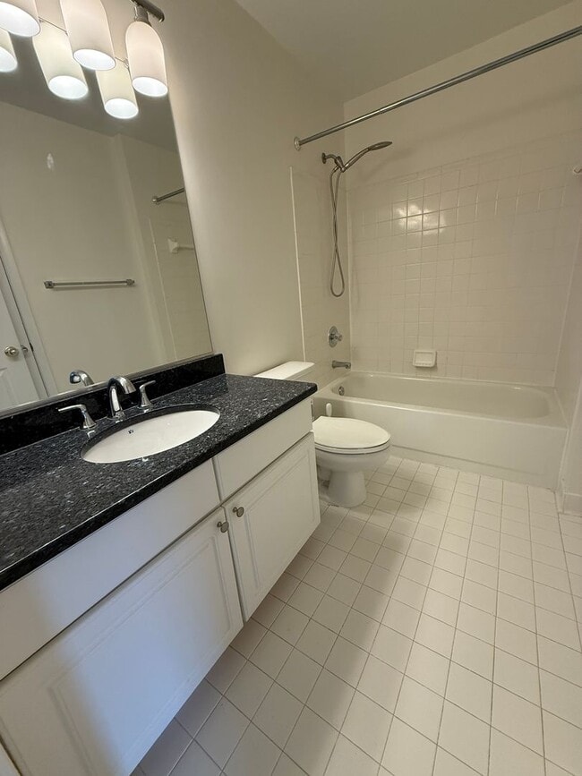 Building Photo - Beautiful 3 bed/3.5 Bath in ideal location!