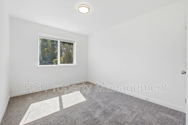 Building Photo - 714 W 13th St
