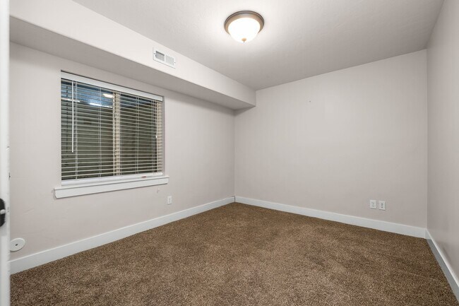 Building Photo - 2071 W Crescent Row