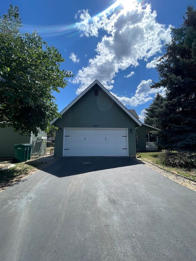 Building Photo - Beautiful 3 bed 2 bath - pets allowed! ***...