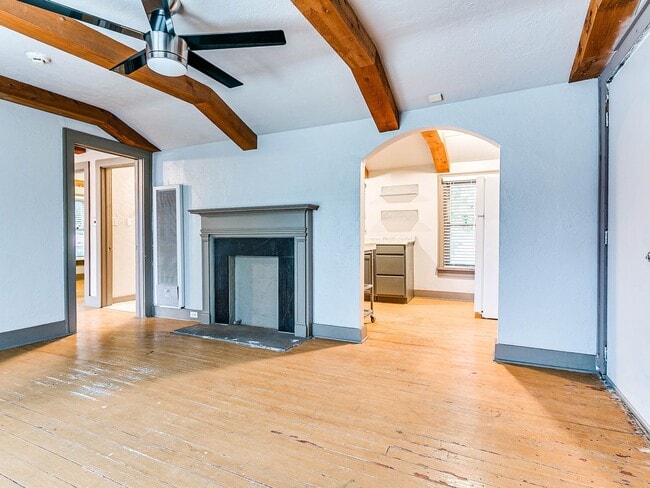 Building Photo - Unique with a Artsy Flare    1Bed + Flex Room /1.5 Bath in Edgemere Park