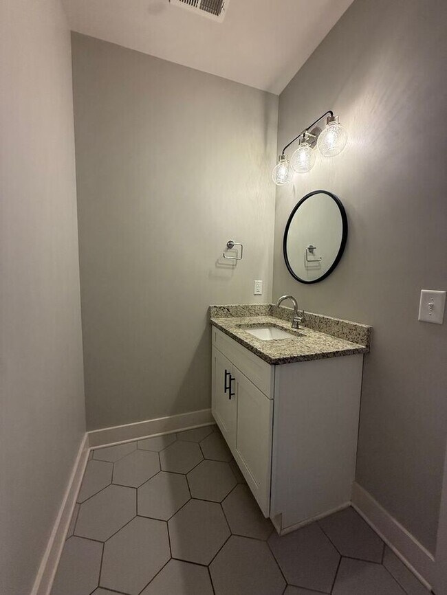 Building Photo - Modern 1 Bedroom Condo in the Heart of Melrose