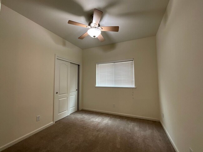 Building Photo - 2820 E Eclipse Ave