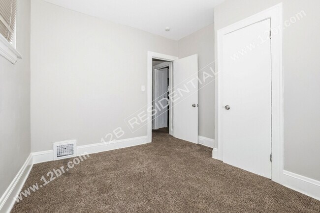 Building Photo - 2-Bedroom Down Unit and Large Kitchen