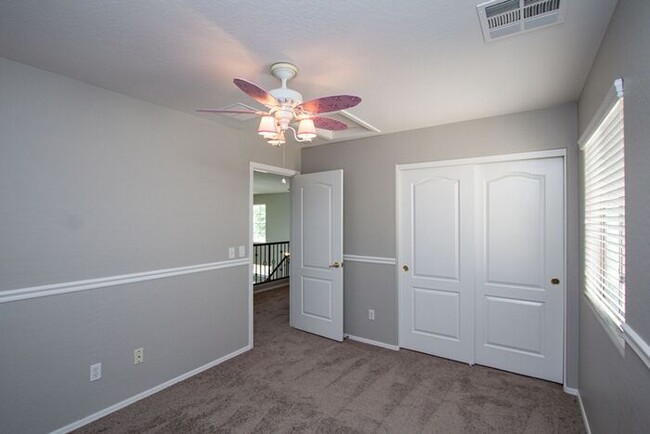 Building Photo - Welcome to this stunning 4 bedroom, 2.5 ba...