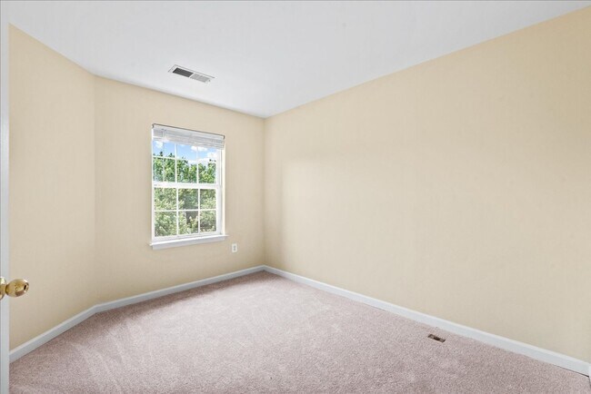 Building Photo - Modern Comfort Meets Convenience, Close to...