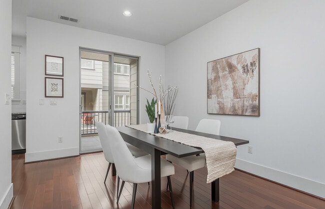 Building Photo - 619 SW Foresta Ter