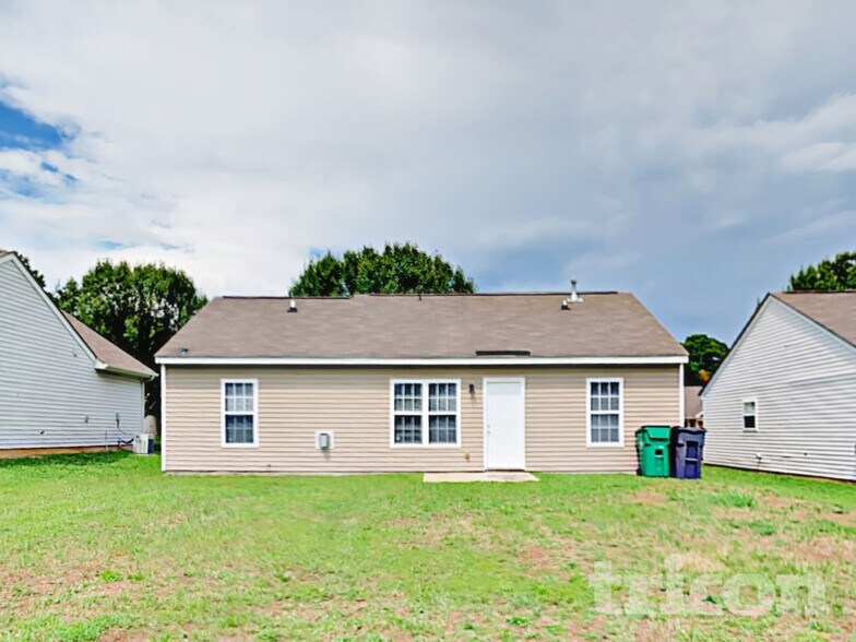 Building Photo - 10207 Green Hedge Ave