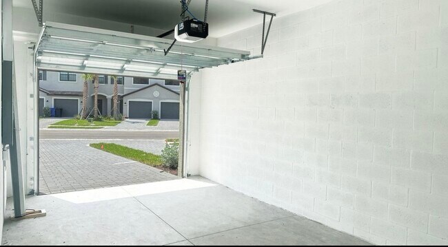 Building Photo - 15143 Sunny Day Dr