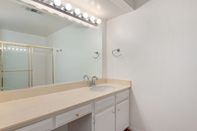 Building Photo - This wonderful East Beach Townhome Awaits!