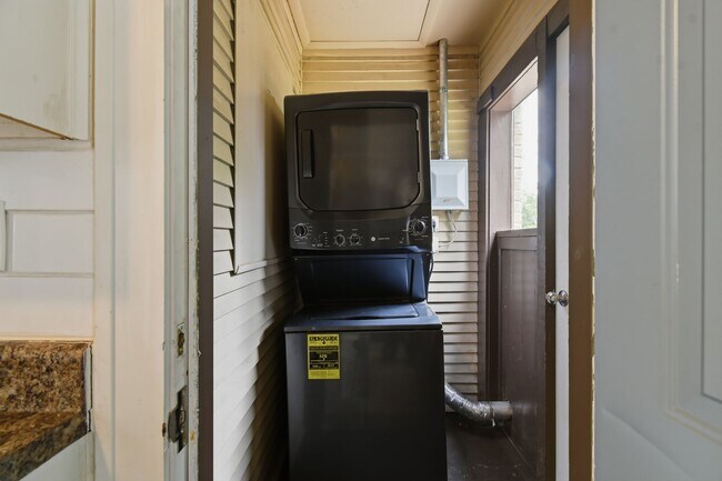 Building Photo - E 8th St Duplex