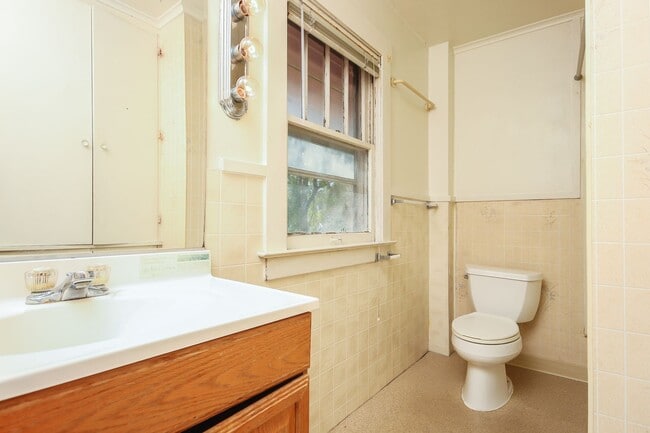 Building Photo - Guaranteed Lease - Sign Today!