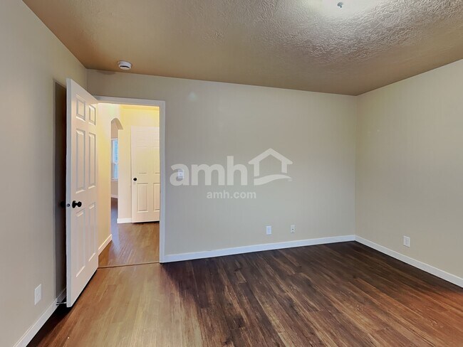 Building Photo - 4707 Oxbow Ave