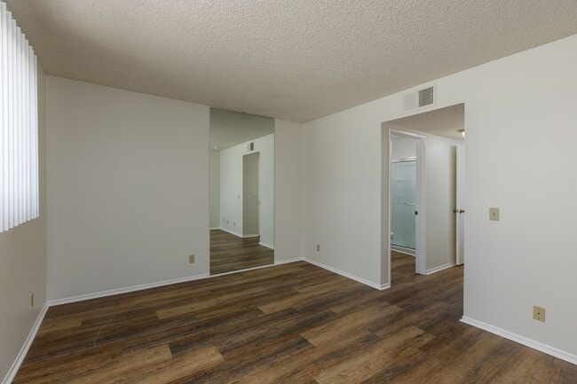 Building Photo - Spacious 2-Bedroom, 2.5-Bath Condo in Cano...