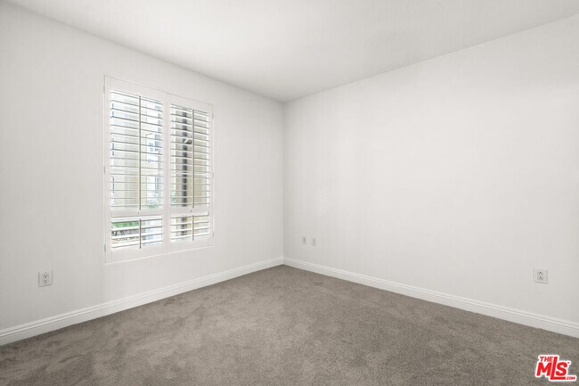 Building Photo - 5831 Seawalk Dr
