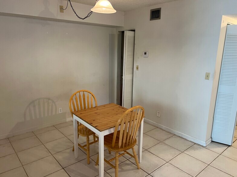 Building Photo - 111 Gardens Dr