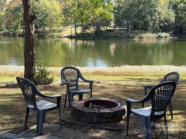 Building Photo - 1011 Lakeshore Dr