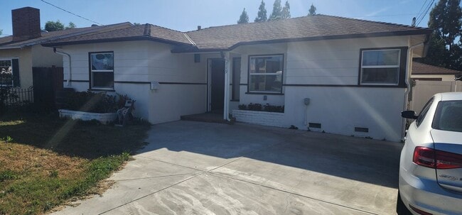 Building Photo - 719 S Walnut-