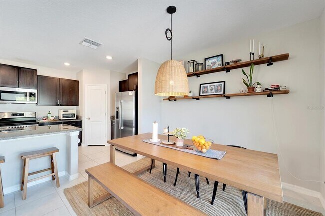 Building Photo - 403 Royal Empress Dr
