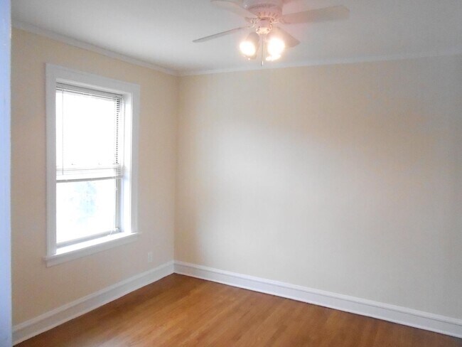 Building Photo - 914 Crain St