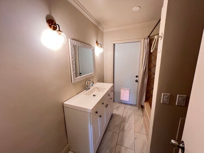 Building Photo - 1626 York Drive