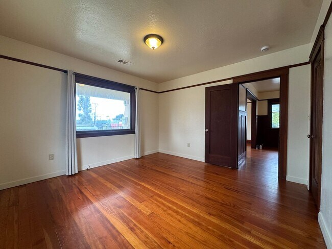 Building Photo - 1336 6th St