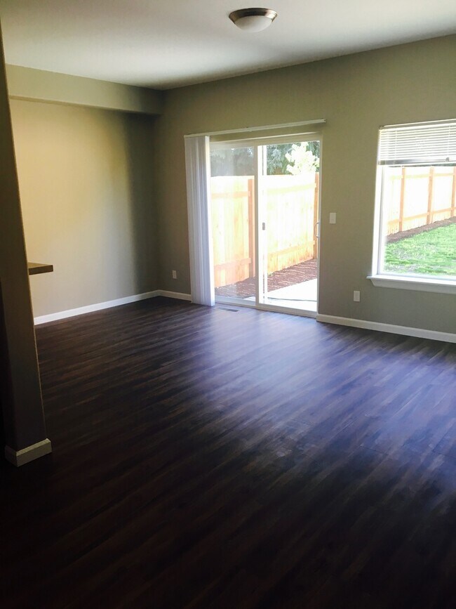 Building Photo - 1422-1422 Marigold Dr